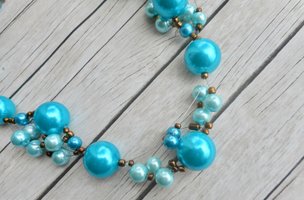 hemelsblauwe handgemaakte halsketting zelfgemaakt door Aparticle®